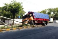 Truk fuso tabrak median jalan di Kraksaan.