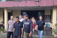 Pelaku pembacokan nenek di Bermi saat berada di Polsek Krucil.