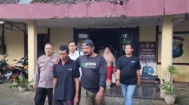 Pelaku pembacokan nenek di Bermi saat berada di Polsek Krucil.