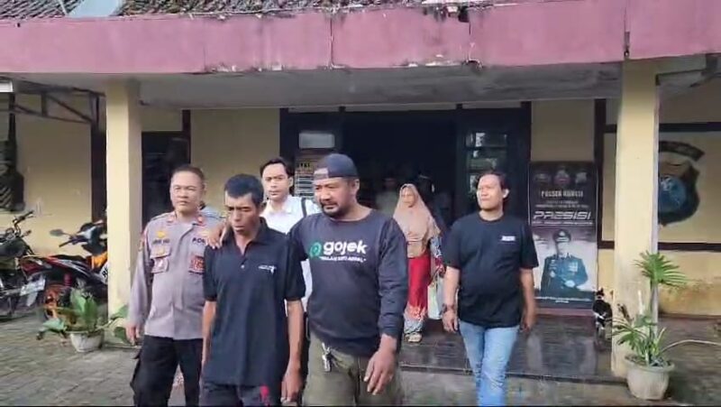 Pelaku pembacokan nenek di Bermi saat berada di Polsek Krucil.