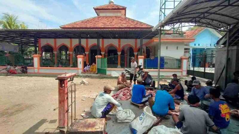 Masjid Nurul Aziz yang terletak di Desa Alassumur Lor, Kecamatan Besuk, Kabupaten Probolinggo.