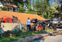 Truk trailer kecelakaan di Pasuruan.