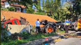 Truk trailer kecelakaan di Pasuruan.