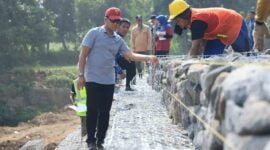 Pj Wali Kota Probolinggo Nurkholis saat meninjau progres pembangunan bronjong Sungai Kedunggaleng