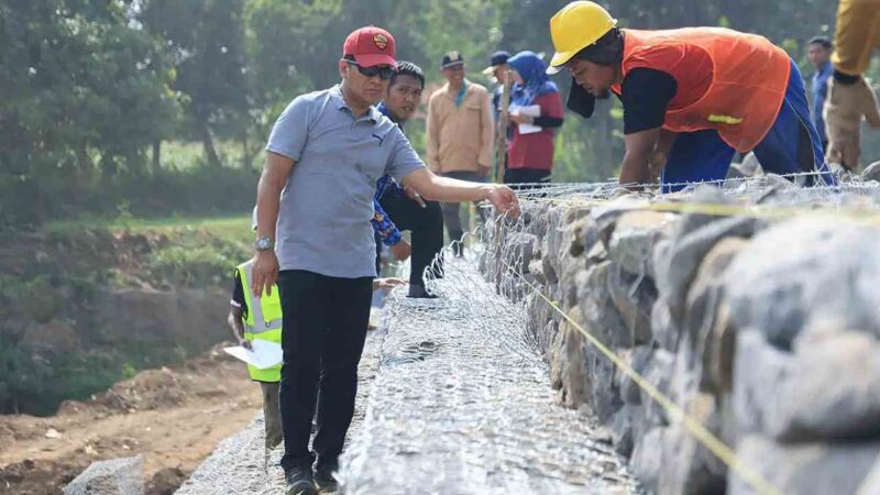 Pj Wali Kota Probolinggo Nurkholis saat meninjau progres pembangunan bronjong Sungai Kedunggaleng