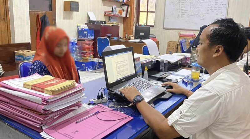 Karyawati DS saat diperiksa penyidik Polres Probolinggo Kota.