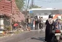 Bus Jawa Indah Trasindo menabrak pos JPL kereta api di Mangkrengan Pasuruan (foto tangkapan layar)