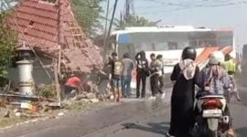 Bus Jawa Indah Trasindo menabrak pos JPL kereta api di Mangkrengan Pasuruan (foto tangkapan layar)