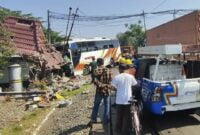 Bus hantam pos kereta api di Grati, Pasuruan.