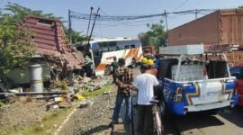 Bus hantam pos kereta api di Grati, Pasuruan.