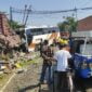 Bus hantam pos kereta api di Grati, Pasuruan.