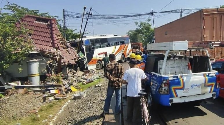 Bus hantam pos kereta api di Grati, Pasuruan.