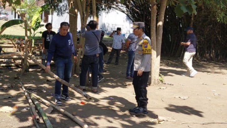 Polisi grebek arena judi sabung ayam.