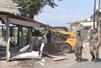 Proses pembongkaran warung remang-remang di Kecamatan Paiton, Probolinggo. (Foto: Istimewa)