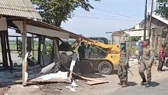 Proses pembongkaran warung remang-remang di Kecamatan Paiton, Probolinggo. (Foto: Istimewa)