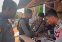 Satsamapta Polres Probolinggo Kota razia penjual miras ilegal. (Foto: Polres Probolinggo Kota)