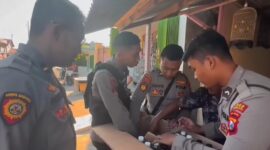 Satsamapta Polres Probolinggo Kota razia penjual miras ilegal. (Foto: Polres Probolinggo Kota)