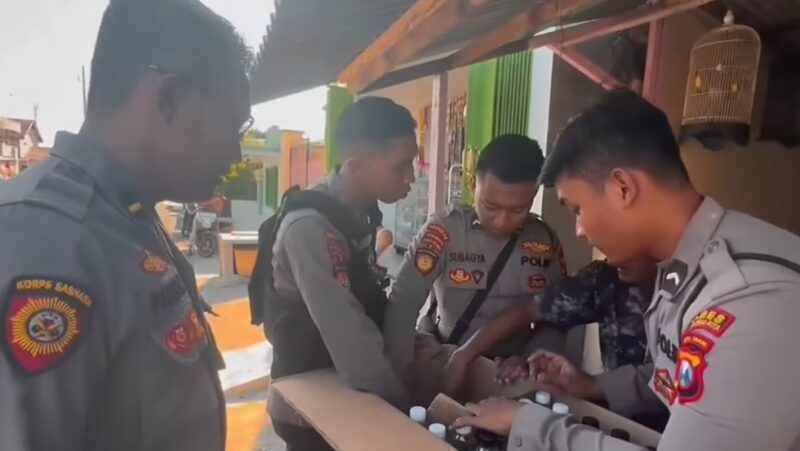 Satsamapta Polres Probolinggo Kota razia penjual miras ilegal. (Foto: Polres Probolinggo Kota)