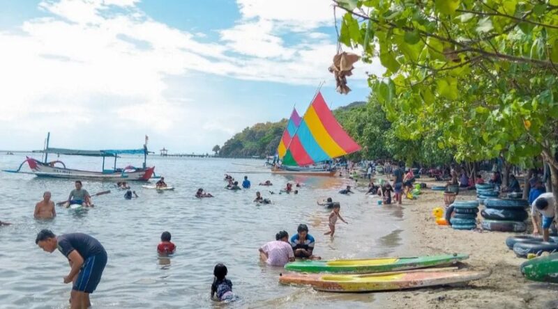 Pengunjung Tempat Wisata Pantai Pasir Putih Situbondo. (Foto: @pesonasitubondo_id)