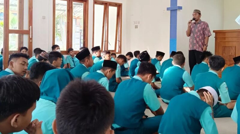 Kegiatan siswa SMP Negeri 1 Kraksaan. (Foto: SMPN 1 Kraksaan)