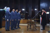 Proses pelantikan dan pengambilan sumpah Pimpinan DPRD Kabupaten Probolinggo. (Foto: Kominfo)