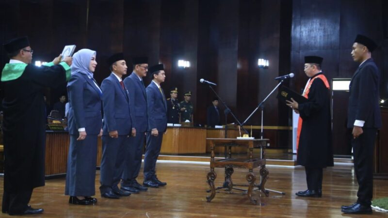 Proses pelantikan dan pengambilan sumpah Pimpinan DPRD Kabupaten Probolinggo. (Foto: Kominfo)