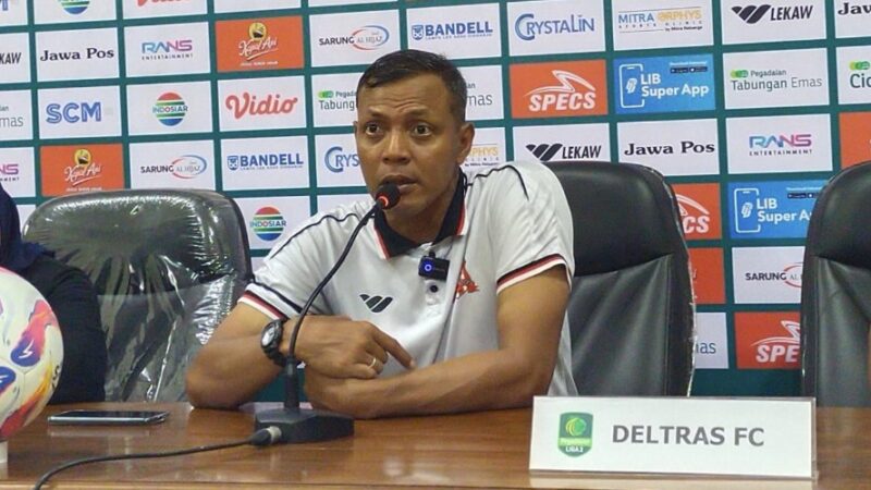 Pelatih Deltras FC, Bejo Sugiantoro saat post match conference. (Cahya S/Nuansa Jatim)