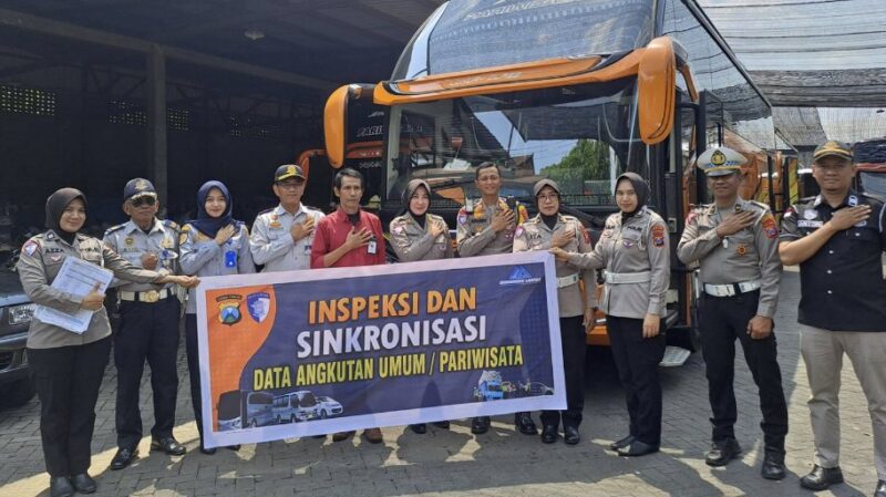 Subdit Kamsel Polda Jawa Timur, lakukan uji kelayakan armada bus PO SETIAWAN. ( Foto: PO SETIAWAN)